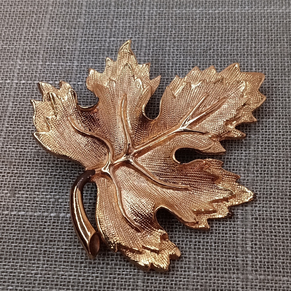 Large Gold Tone Maple Leaf Brooch Vintage